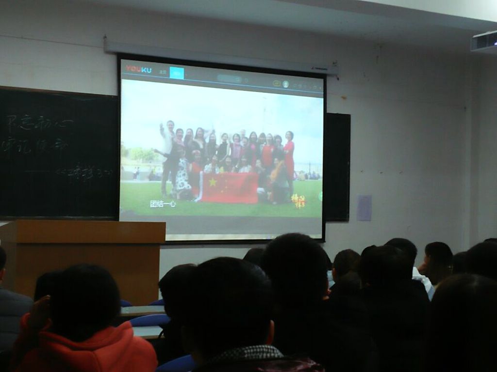 1542702644.jpg 黄播平台收看专题节目《榜样3》2.jpg